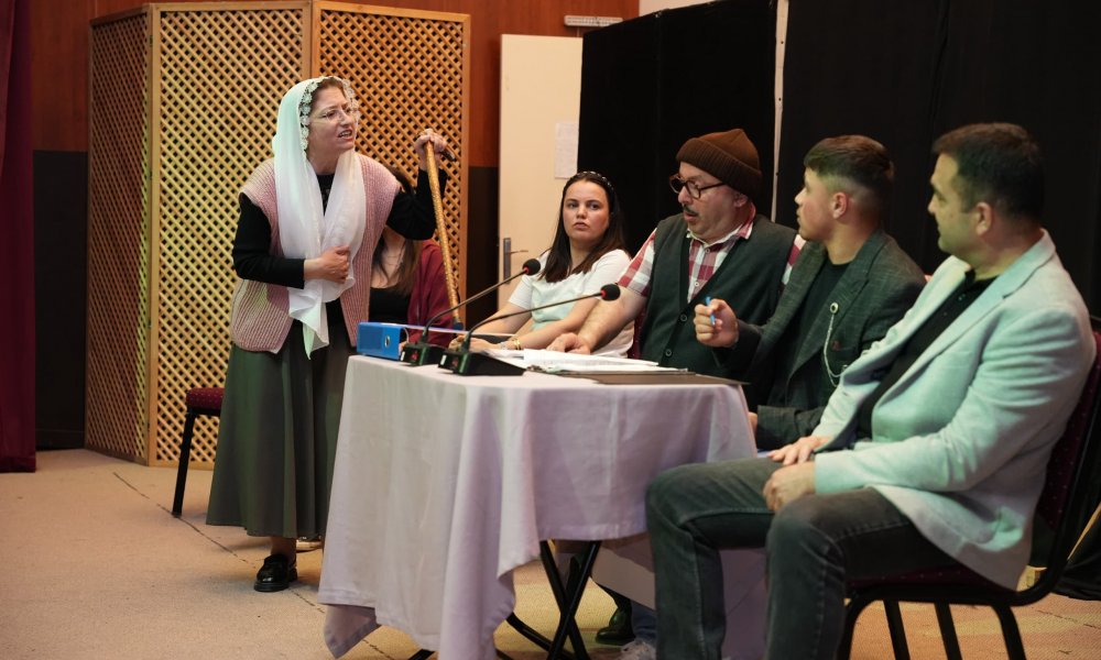 YENİŞEHİR’DE PROFESYONEL OYUNCULARA TAŞ ÇIKARDILAR